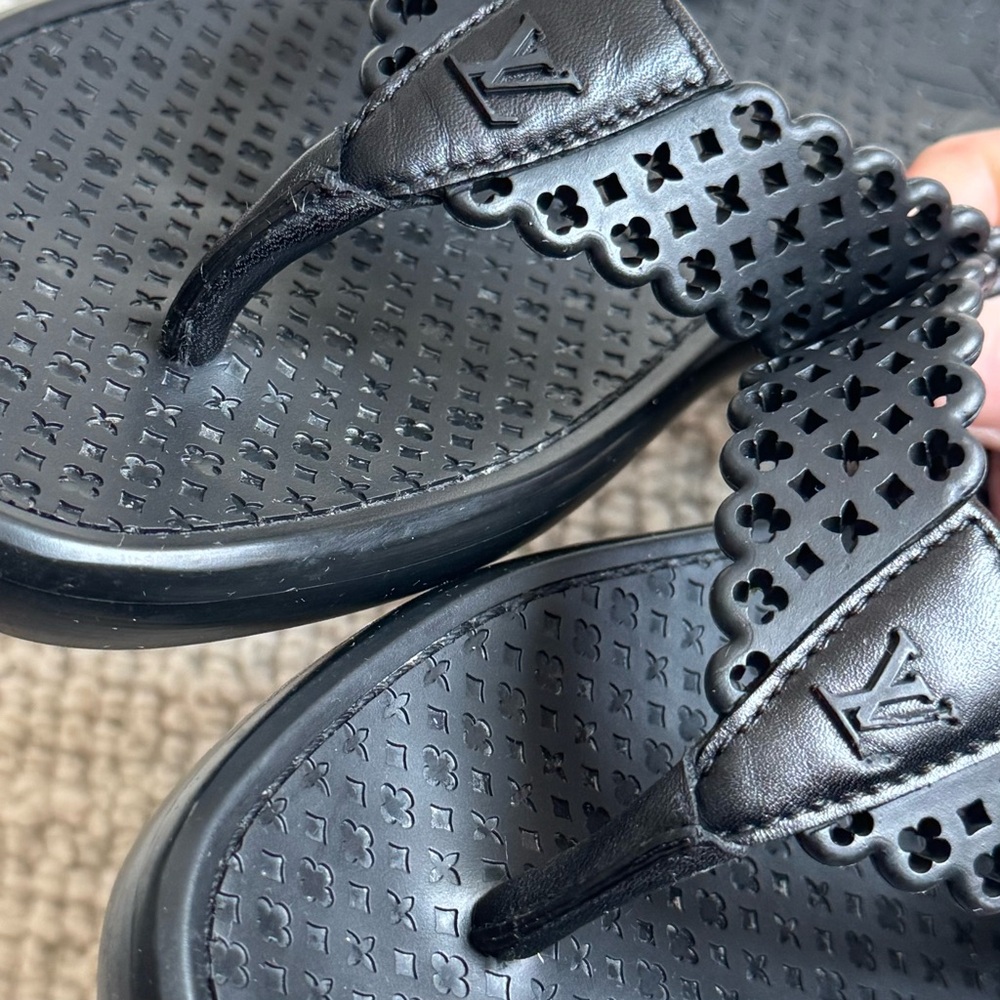 Louis Vuitton | Black Rubber Monogram Flip Flop Sandals ~ US 4 - Picture 8 of 9